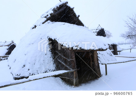 雪の積もった 千曲市森将軍塚古墳館 科野の村 復元住居 雪の積もった 千曲市森将軍塚古墳館 科野の村 復元住居 96600765