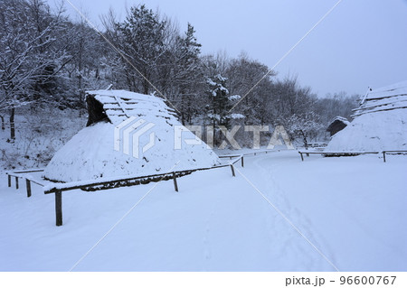 雪の積もった　千曲市森将軍塚古墳館　科野の村　復元住居 96600767