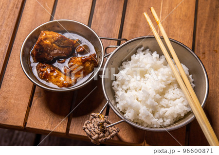 アウトドア料理　Outdoor lunch at the cottage 96600871