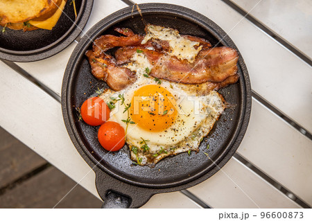 アウトドア料理 Outdoor lunch at the cottage アウトドア料理 Outdoor lunch at the cottage 96600873