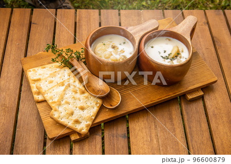 アウトドア料理　Outdoor lunch at the cottage 96600879