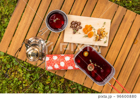 アウトドア料理　Outdoor lunch at the cottage 96600880