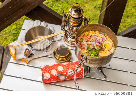 アウトドア料理　Outdoor lunch at the cottage 96600881