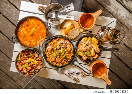 アウトドア料理　Outdoor lunch at the cottage 96600882