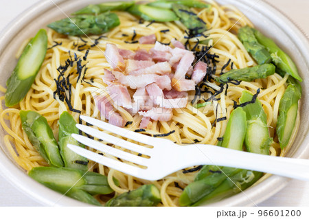 おいしいコンビニのアスパラとベーコンのスパゲティ おいしいコンビニのアスパラとベーコンのスパゲティ 96601200