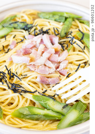 おいしいコンビニのアスパラとベーコンのスパゲティ おいしいコンビニのアスパラとベーコンのスパゲティ 96601202