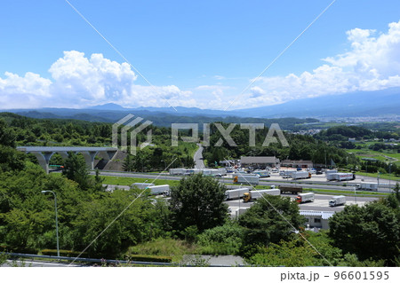 夏の上信越自動車道、佐久パーキングエリアの平尾山公園 96601595