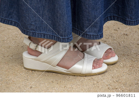 真夏の女性の足元 96601811
