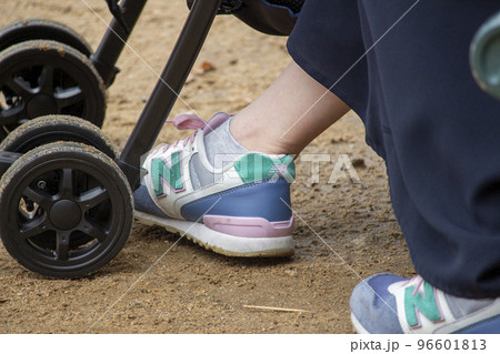 ママの足元 96601813