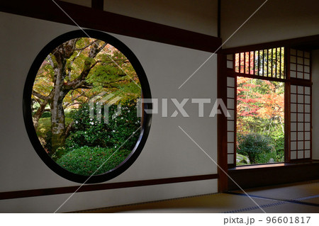 錦秋に参った京都市北区源光庵の迷いの窓と悟りの窓 錦秋に参った京都市北区源光庵の迷いの窓と悟りの窓 96601817