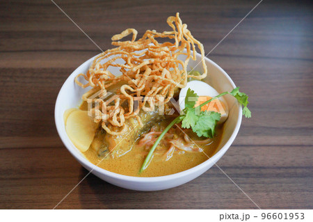 タイ料理、北タイ料理のひとつ、「カオソーイ（Khao Soi）」 96601953