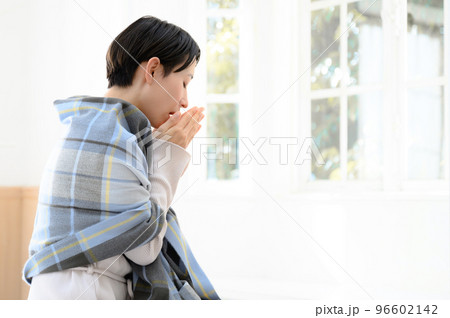 ちょっと風邪ひいたいかな~と寒がる女性 横顔 ちょっと風邪ひいたいかな~と寒がる女性 横顔 96602142