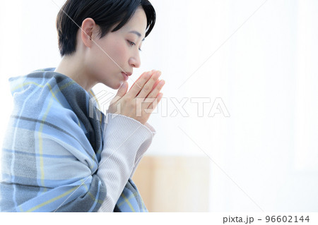 風邪や手先の冷え性で悩む美しい女性 青系（黄色系もあり）　アップ 96602144