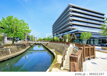 岐阜県大垣市 水門川と大垣市役所の市庁舎 岐阜県大垣市 水門川と大垣市役所の市庁舎 96602267