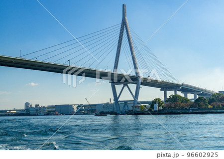 大阪市港区の安治川にかかる天保山大橋 96602925