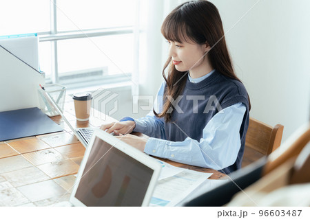 バックオフィスで働く若い女性 96603487