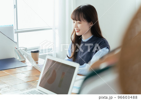 バックオフィスで働く若い女性 96603488