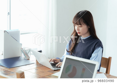 バックオフィスで働く若い女性 96603490