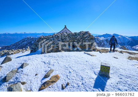 冬の長野県 木曽駒ヶ岳の山頂から伊那駒ヶ嶽神社越しに南東側(富士山,間ノ岳,伊那前岳など)を見る 冬の長野県 木曽駒ヶ岳の山頂から伊那駒ヶ嶽神社越しに南東側(富士山,間ノ岳,伊那前岳など)を見る 96603762