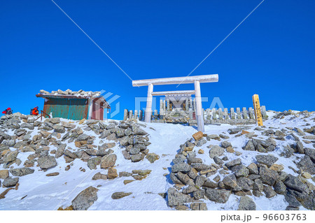 冬の長野県 木曽駒ヶ岳山頂の木曽駒ヶ嶽神社を見る 96603763