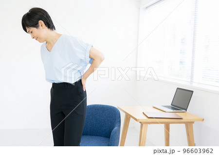 腰痛の女性 腰痛の女性 96603962