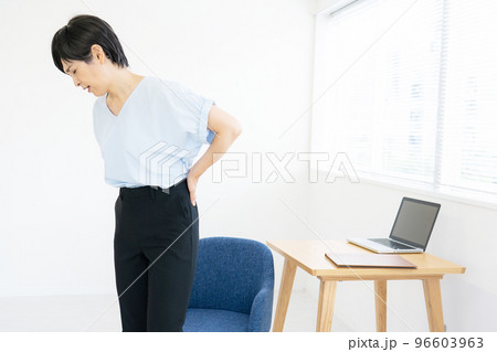 腰痛の女性 96603963