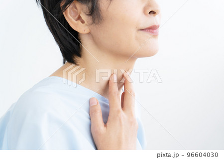 喉を触る女性 96604030