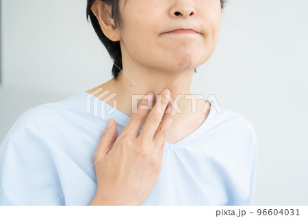喉を触る女性 96604031