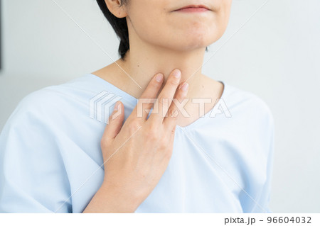 喉を触る女性 喉を触る女性 96604032