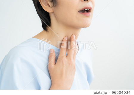 喉を触る女性 喉を触る女性 96604034
