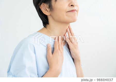 喉を触る女性 96604037