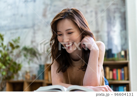 寝転んで読書する女性 寝転んで読書する女性 96604131