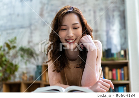 寝転んで読書する女性 96604134
