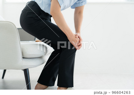 膝の痛みを感じる女性 96604263