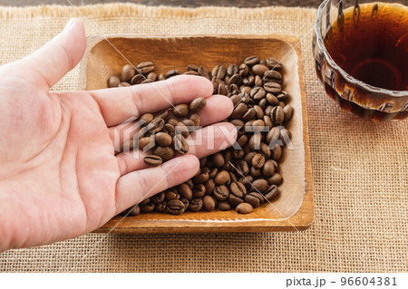 コーヒー豆を確認する手 96604381