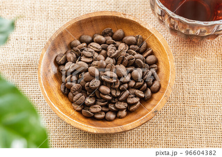 木の器に入ったコーヒー豆とコーヒー 木の器に入ったコーヒー豆とコーヒー 96604382