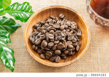 木の器に入ったコーヒー豆とコーヒー 96604383