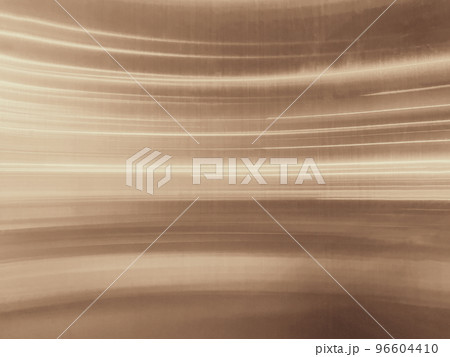 薄い銅色の光の線が入ったヘアライン仕上げの金属板の背景画像 96604410
