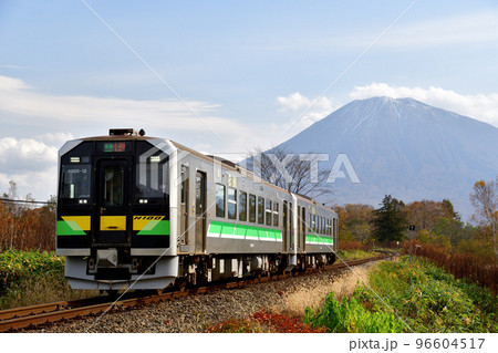 羊蹄山とH100形の列車 96604517