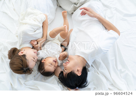 赤ちゃんがいる家族 96604524