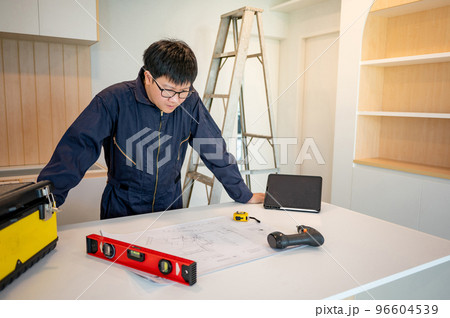 Interior manual worker working with construction tools 96604539
