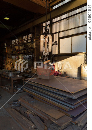夕方の金属加工工場,板金工場,鉄工所, 夕方の金属加工工場,板金工場,鉄工所, 96604616