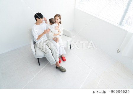 家族の集合写真 96604624