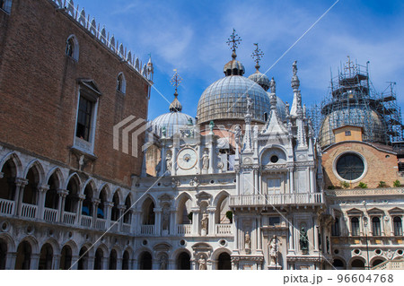 ドゥカーレ宮殿からのサン・マルコ寺院(イタリア-ベネチア) 96604768
