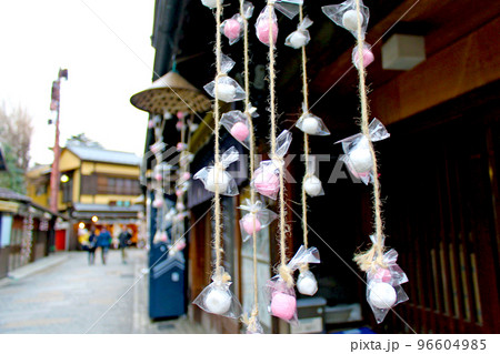 【埼玉】冬の川越　菓子屋横丁の軒先に吊るされた正月飾り 96604985
