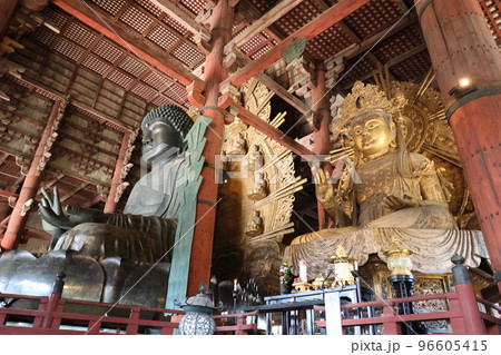 東大寺の盧舎那仏と如意輪観音 東大寺の盧舎那仏と如意輪観音 96605415