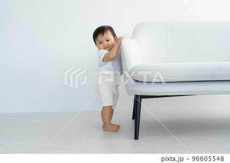 赤ちゃん つかまり立ち 赤ちゃん つかまり立ち 96605548