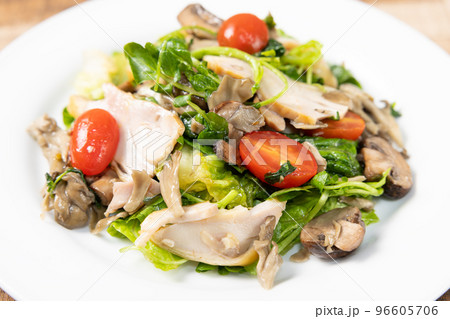 美味しいキノコと鶏肉のサラダ 96605706