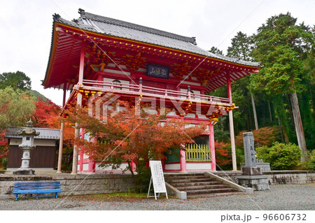 秋に参った兵庫県丹波市 高山寺の山門 秋に参った兵庫県丹波市 高山寺の山門 96606732