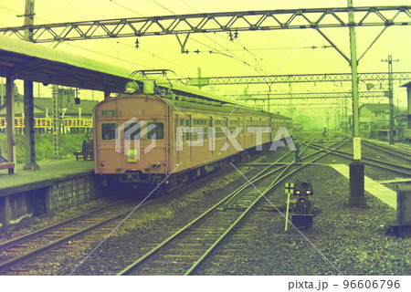 阪和線鳳駅、1976年4月上旬の光景です。表示は区間快速のようですね。 阪和線鳳駅、1976年4月上旬の光景です。表示は区間快速のようですね。 96606796